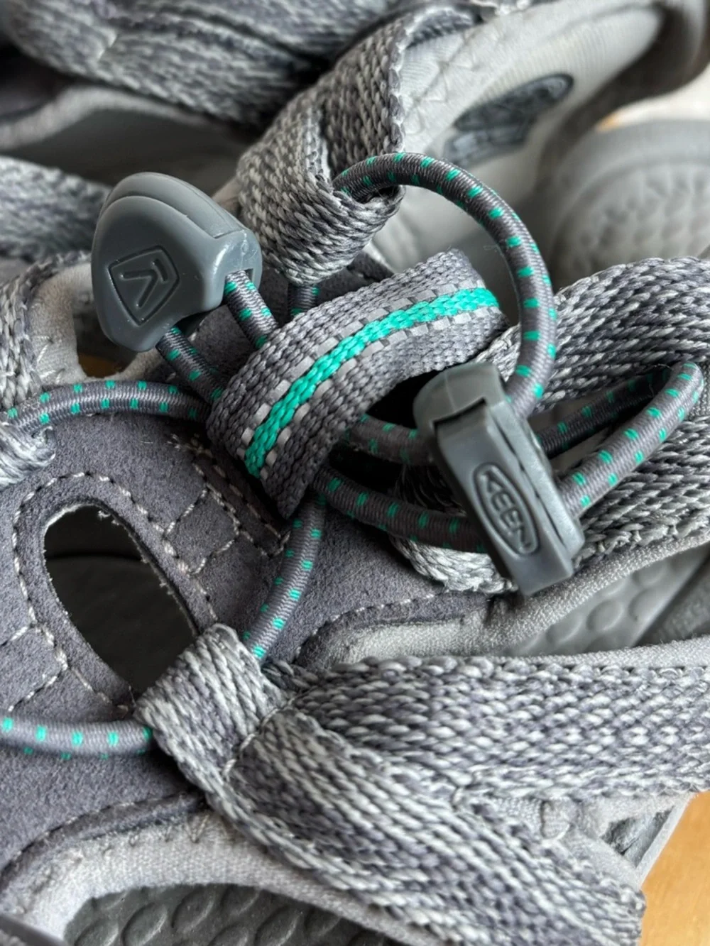 Keen Sandals Womens 7.5 Whisper Closed Toe Bungee Water Shoe in Grey Green